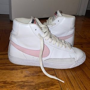Nike Blazers Mid 77 Women’s - White with Pink